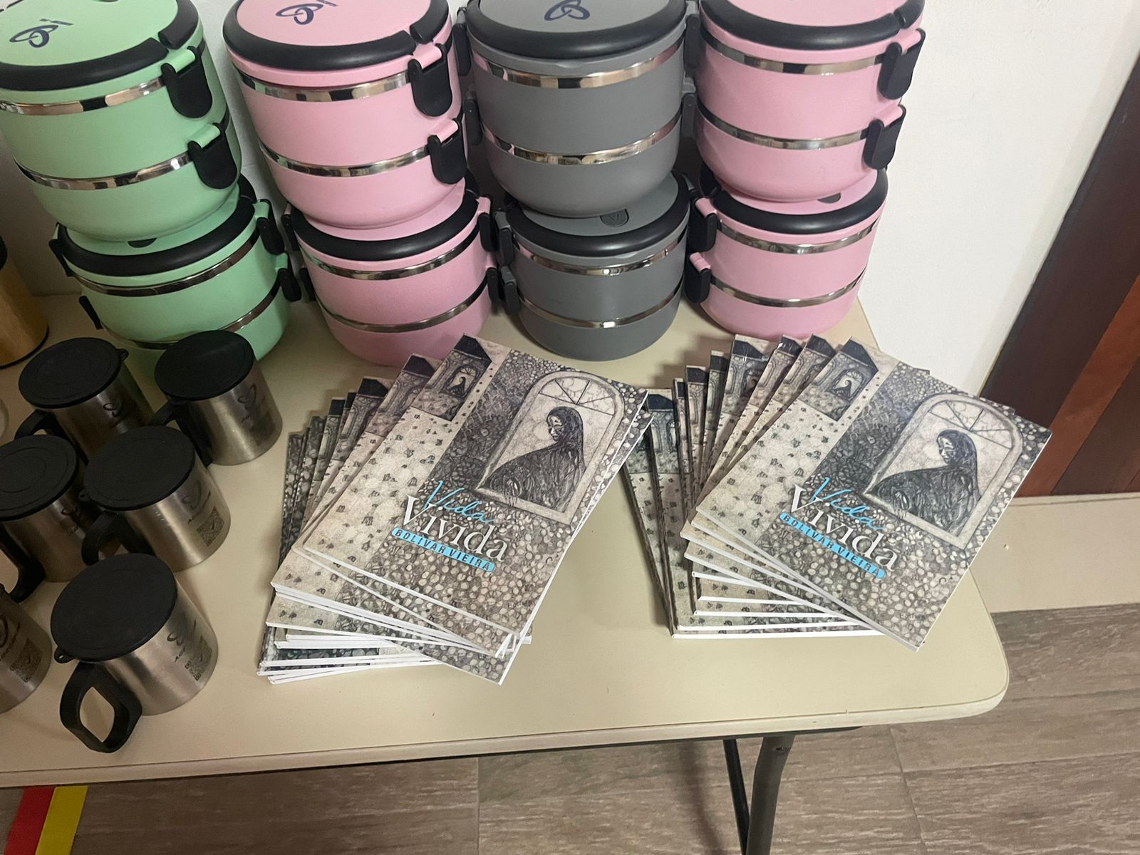 Paraibano Bolivar Vieira lança livro de poesias e distribui exemplares para associados da AGECEF